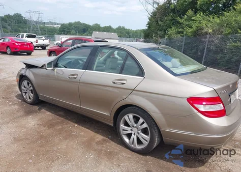 2010 Mercedes-Benz C 300 Luxury 4Matic/Sport 4Matic z USA, uszkodzony, nr VIN WDDGF8BB6AF412471